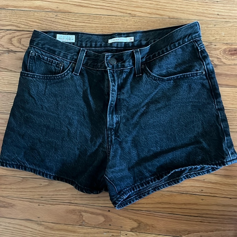 Levi’s 80’s mom shorts in size 30